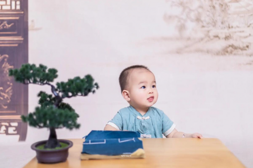 青海怀孕肚子中间凹两边凸